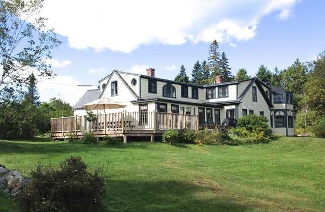 Charmante ferme du 7ème siècle avec 7 chambres, une maison près du rivage et de l'Acadie