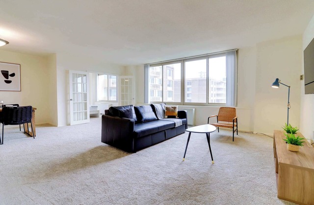 Fantastic 1BR Apt + Den @ Crystal City