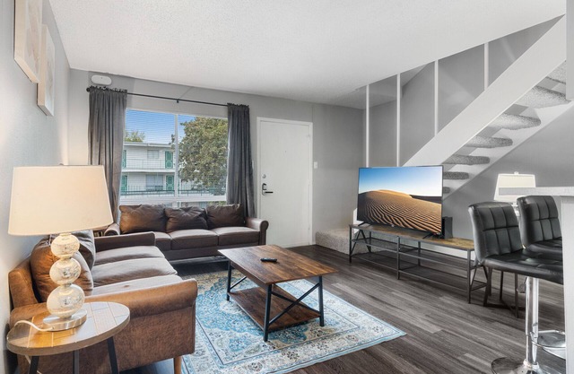 Spacious 1BR in Hydepark 3824