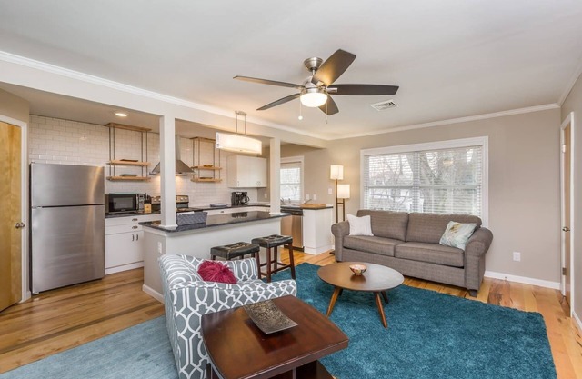 Magnifique appartement récemment rénové avec lit King, parking, buanderie et plus encore!