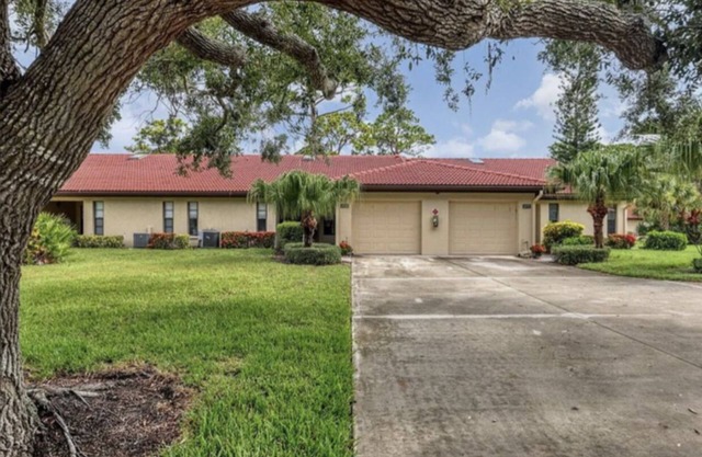 Spacious 2 BD and 2BA Villa 13 minutes from Siesta Key!