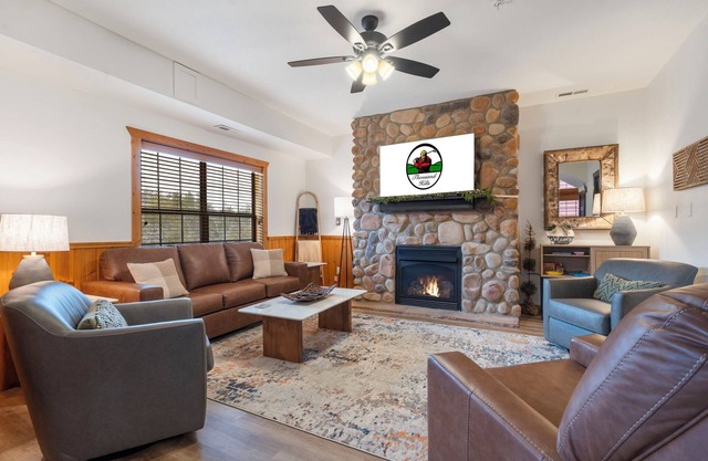 Spacious 2-BD + Loft Retreat in the Heart of Branson-Minutes to Shows, Shopping & Dining