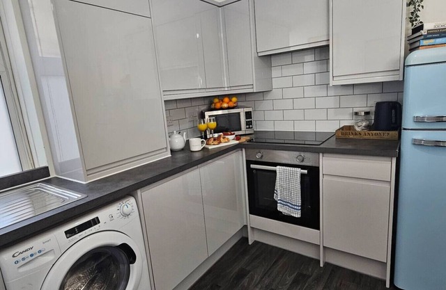Spacious 2 Bed Flat - Central Plymouth Location.