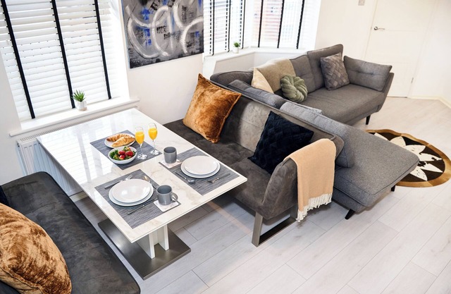 Spacious 2-Bed Home Near Manchester City Centre, Fast WiFi