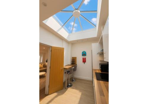 Spacious 2-Bed - Hospital & City Nearby Parking Pet Friendly