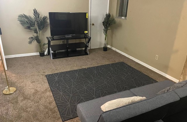 Spacious 2 Bedroom w 2 Queen Beds and full kitchen in Garfield Heights WIFI