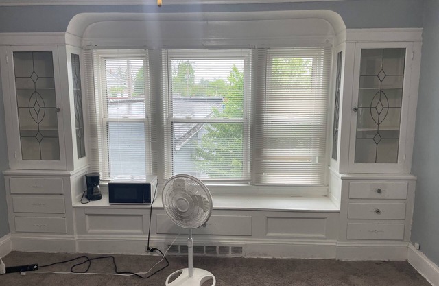 Spacious 2-bedroom apartment in fabulous Garfield Heights with AC, WiFi