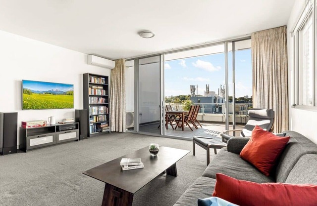 Spacious 2-Bed with Two Balconies with City Views