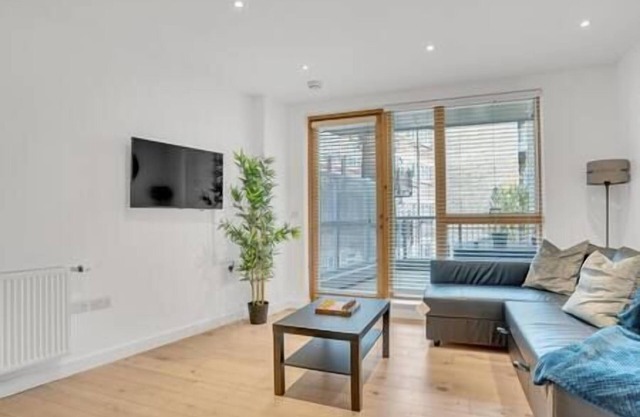 Spacious 2 bed with balcony view