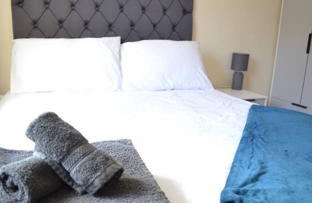 Modern 2BR Flat, Central Location - Free parking