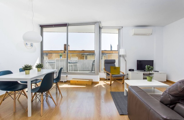 Appartement spacieux de 2 chambres à coucher avec balcon près de la plage