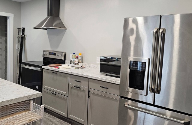 Spacious 2-bedroom apartment and sofa bed with AC, WiFi in delightful Bangor.