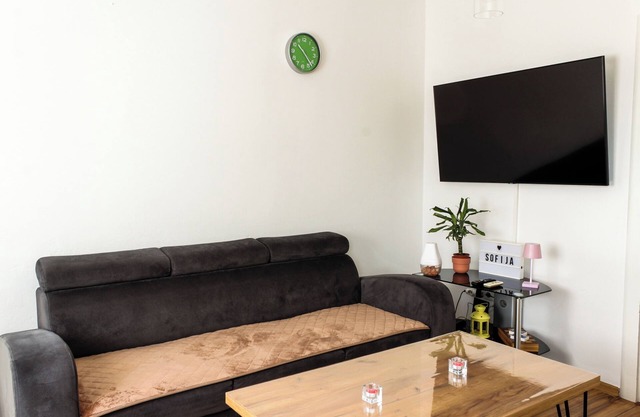 Spacious 2-bedroom Apartment w/ Balcony & Free Parking – Ideal for Long Stays