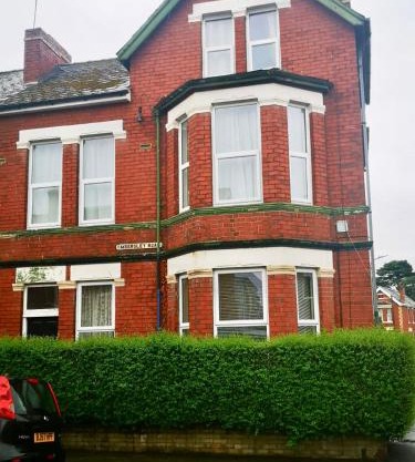 SPACIOUS 2 BEDROOM apartment with FREE PARKING - JCT 27 Cardiff side of Newport