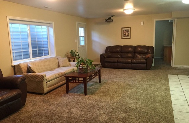Appartement sous-sol spacieux de 3 chambres avec cuisine complète et grand salon.