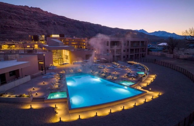 Spacious 2-bedroom condo with AC, fitness room and pool in pleasant Moab