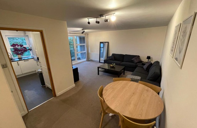 Spacious 2-Bedroom Flat Near Surbiton Station