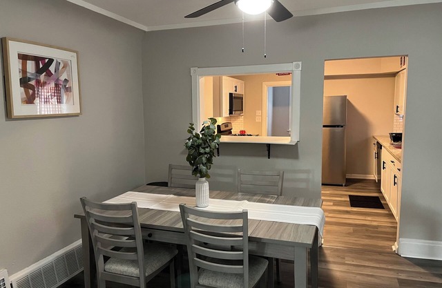 Spacious 2-bedroom house with AC, 15min from Downtown Milwaukee
