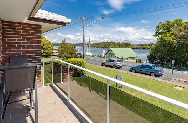 Spacious 2 Bedroom unit on the edge of Wallis Lake.