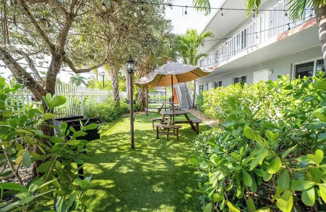 Spacious 2-Bedroom Apt near Beaches, Dining & Shops