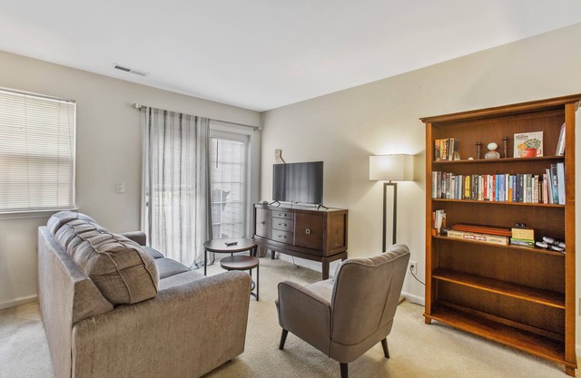 Spacious 2 bedrooms townhouse by the Greenway/ Pool access