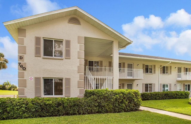 Spacious 2 beds/ 2baths condo- near Lely Country Club w/relaxing lanai!