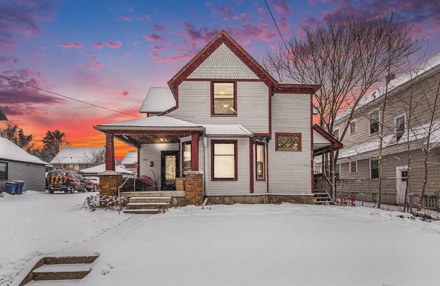 Spacious-2-BR Duplex w/ Modern Kitchen and Cozy Outdoor Spaces-Grand Rapids Gem