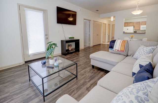SPACIOUS 2 BR ONLY A SHORT DRIVE FROM LOCAL BEACHES, BASES AND ATTRACTIONS