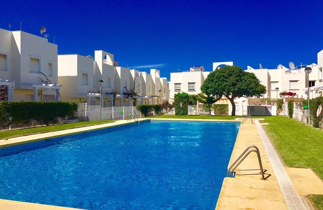 Spacieux 2 chambres avec une grande piscine près de la plage et du golf