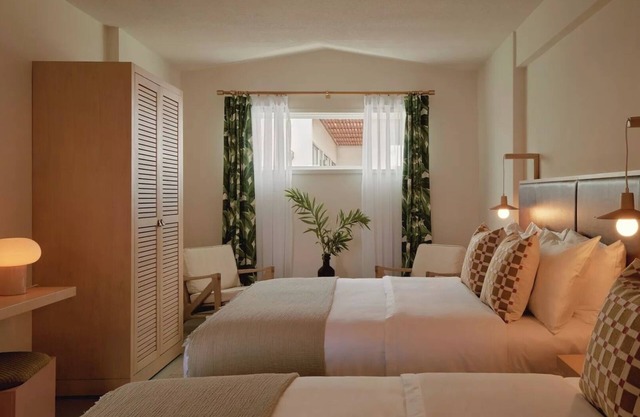 Spacious 2 Queen Room Near Pleasure Pier, Pool + Rooftop Bar Access