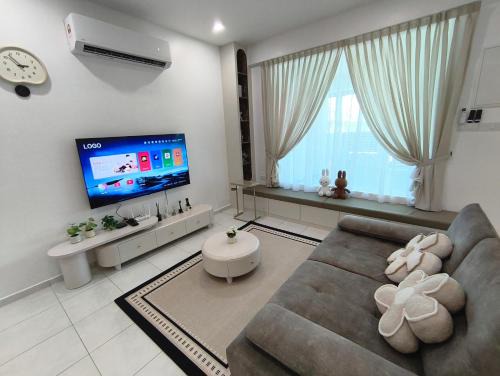 Spacious, 2 Storey Home, Up to 12 Pax, 4 Bedrooms, 4 Bathrooms, 2 Car Park Lots by Star Home