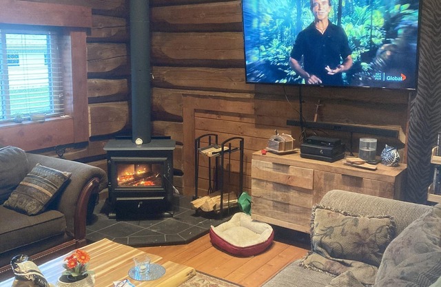Spacious, 2000 sq. ft. Luxury Log House on Adams Lake..