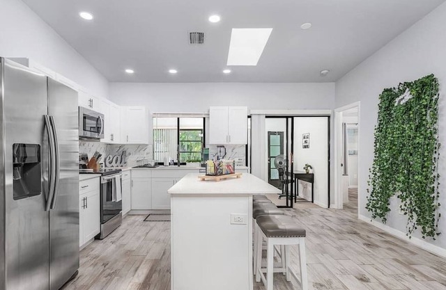 Spacious 2bd 2ba unit w/ lovely outdoor dining!