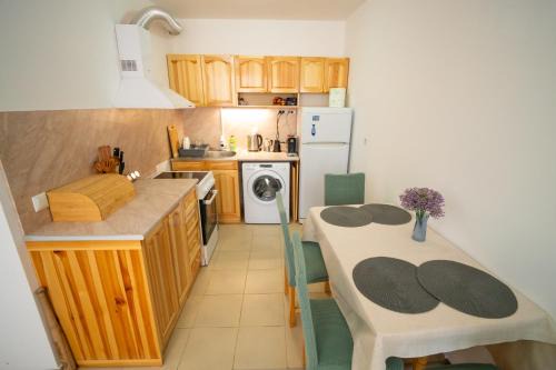 Spacious 2BD Apartment - Walk to City Center and free Parking by Flat Mаnager