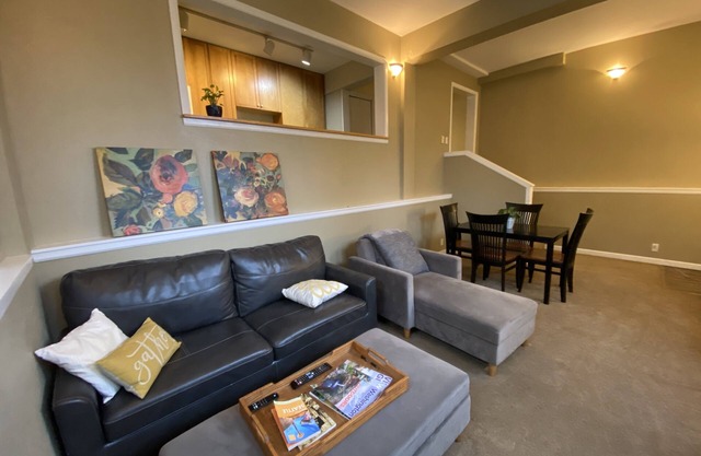 Spacious 2Bdrm walkable to UW, Shopping and More