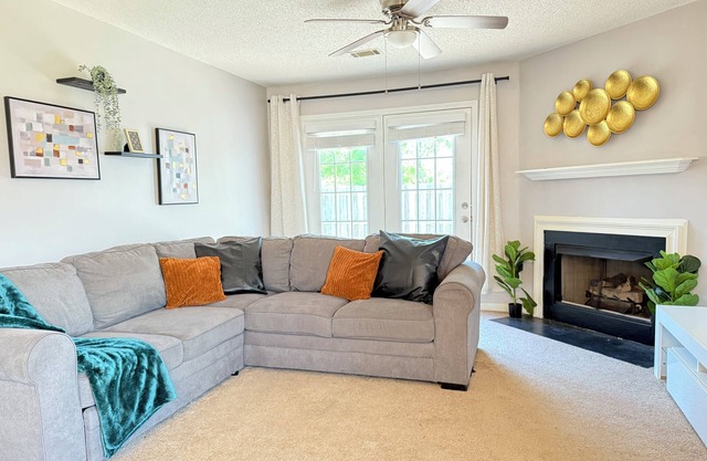 Cozy 2bed + 2bath Townhome - Minutes to Fort Jackson - Sleeps 6
