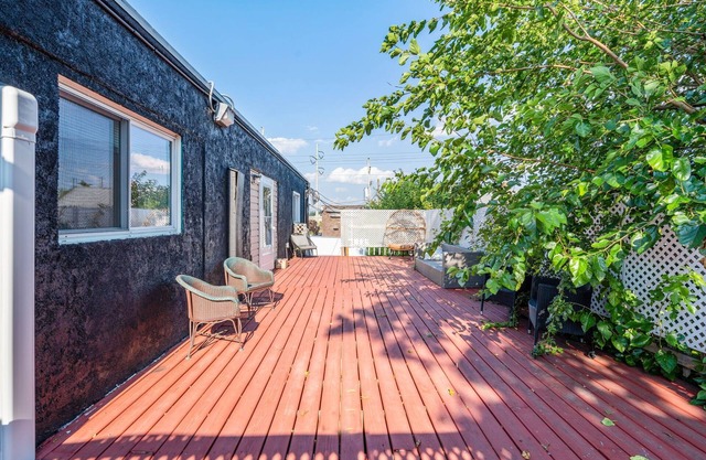 Spacious 2bed room w/private deck sleep 6 & infant and toddler friendly!