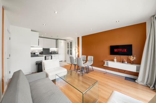 Spacious 2BR 2BA Ground Floor Apartment in RG2 - Ideal for Contractors & Business Stays, FREE Parking & Sleeps Up To 7!
