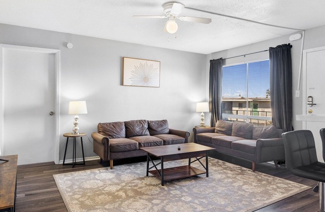 Spacious 2BR/2BA in Hydepark 3432