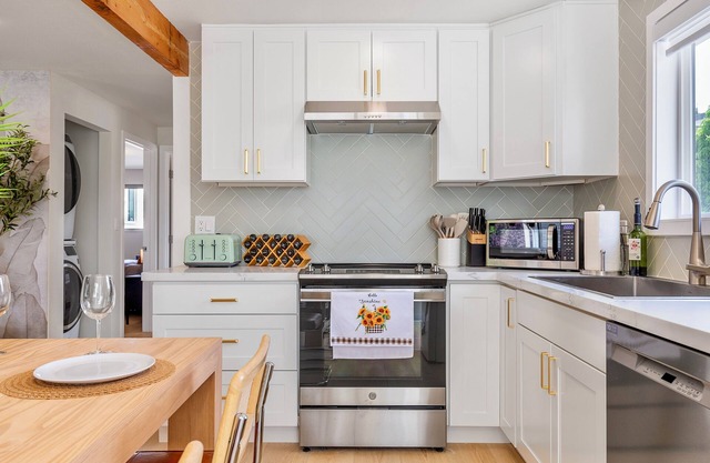 Spacious 2BR Ballard Retreat w/AC and Fenced Yard