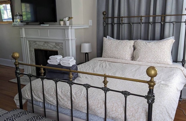 Spacious 2BR in Grand Old Home, Downtown Durham