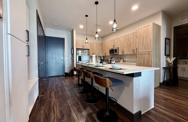 Stylish 2BR with Pool, Gym & Views