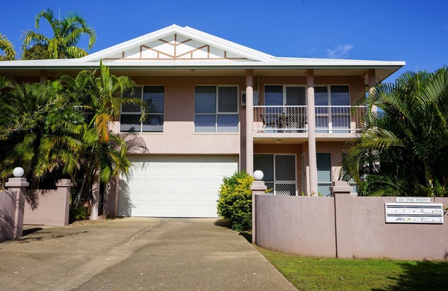 Spacious 2BRM Apartment, Short Walk To The Strand!