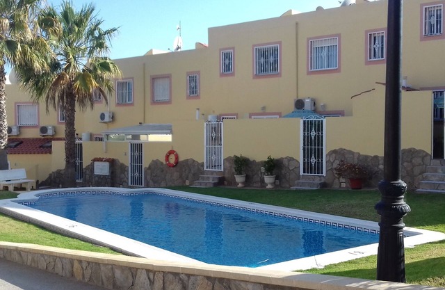 Cet appartement spacieux situé au 2ème étage comprend 3 chambres, 2 salles de bains et un solarium.