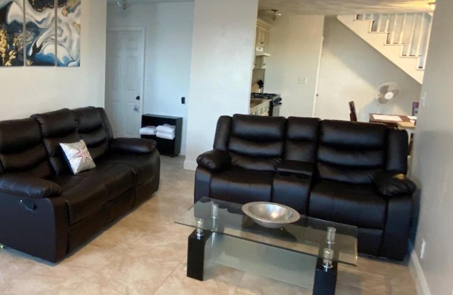 Spacious 2nd floor Suite