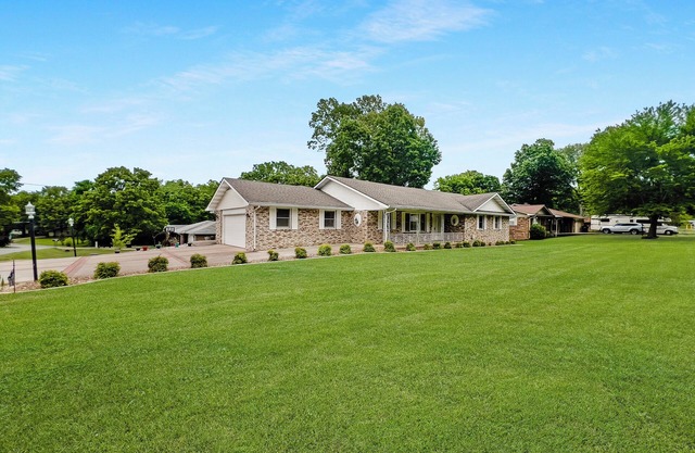 Spacious 3 bed, 2 bath home, 5 min to town square, close to Baxter Hospital