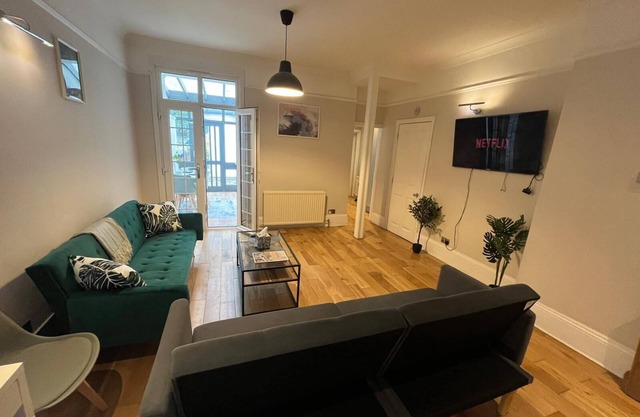 Spacious 3 Bed Entire Home, 15mins to Central London - Garden & Train Station