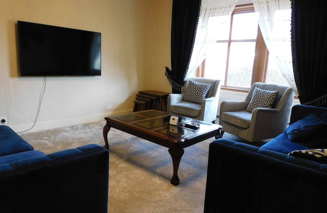 Spacious 3 Bed Family Friendly Home with Garden & Parking, Sleeps 6 & Baby, Nea