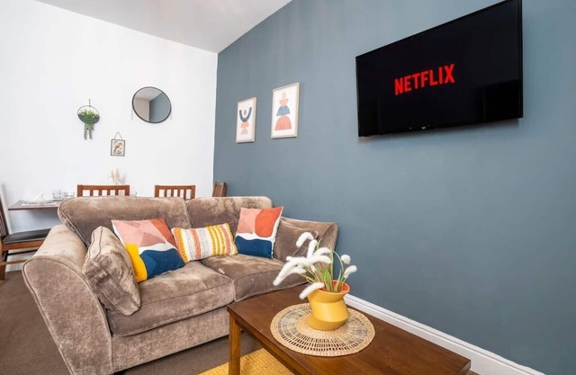 Spacious 3 Bed Flat-Free Parking