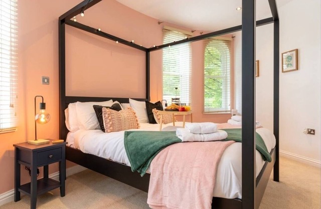 Spacious 3 bed with Free parking
